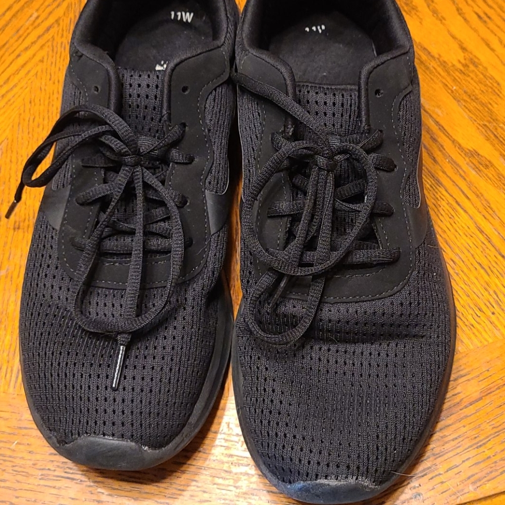 Tennis shoes